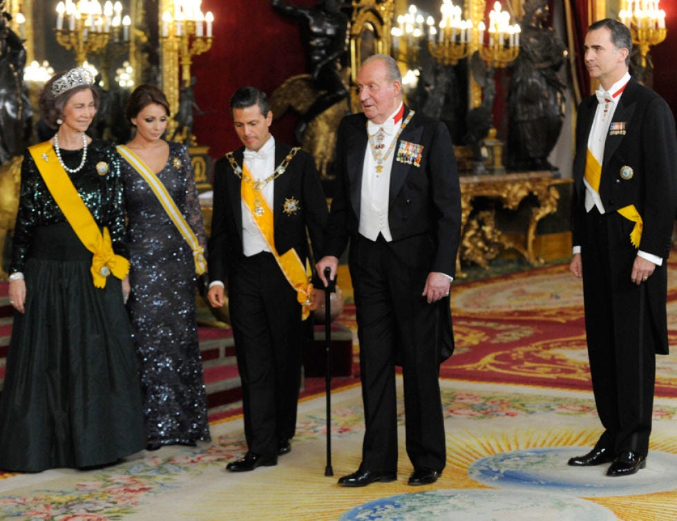 Formal wear, Suit, Tradition, Uniform, Blazer, Military person, Carpet, Government, Military officer, Official, 