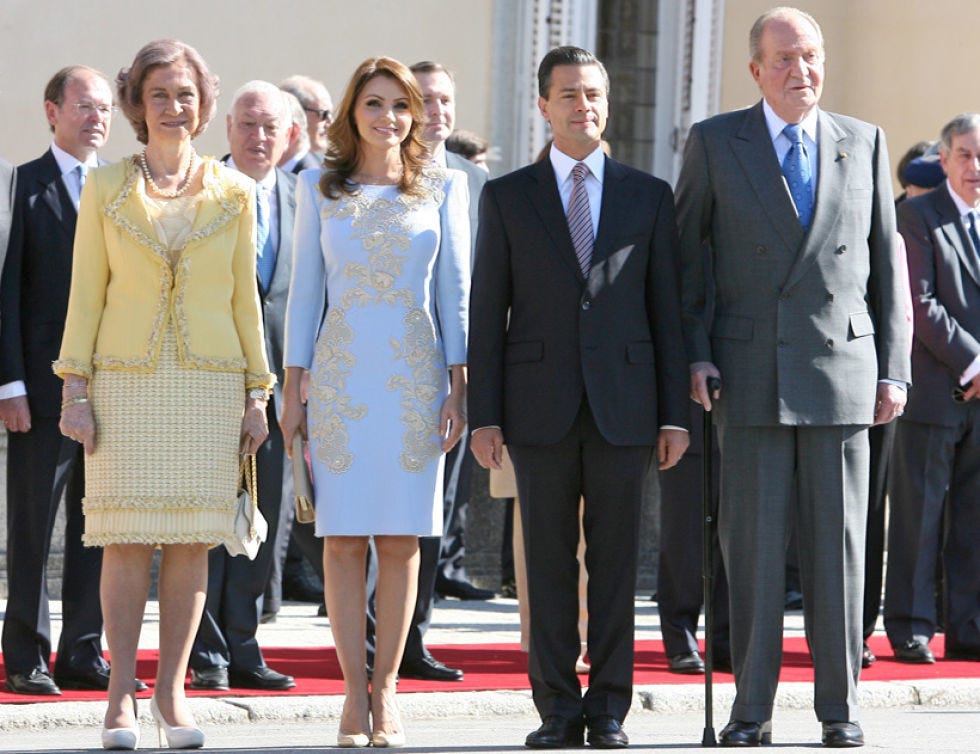 Clothing, Coat, Trousers, Suit trousers, Shirt, Suit, Outerwear, Standing, Formal wear, Collar, 