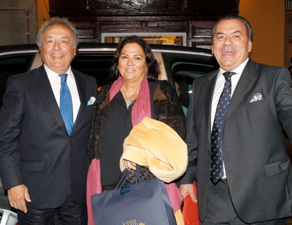 Smile, Coat, Shirt, Outerwear, Dress shirt, Suit, Bag, Tie, Blazer, Luggage and bags, 