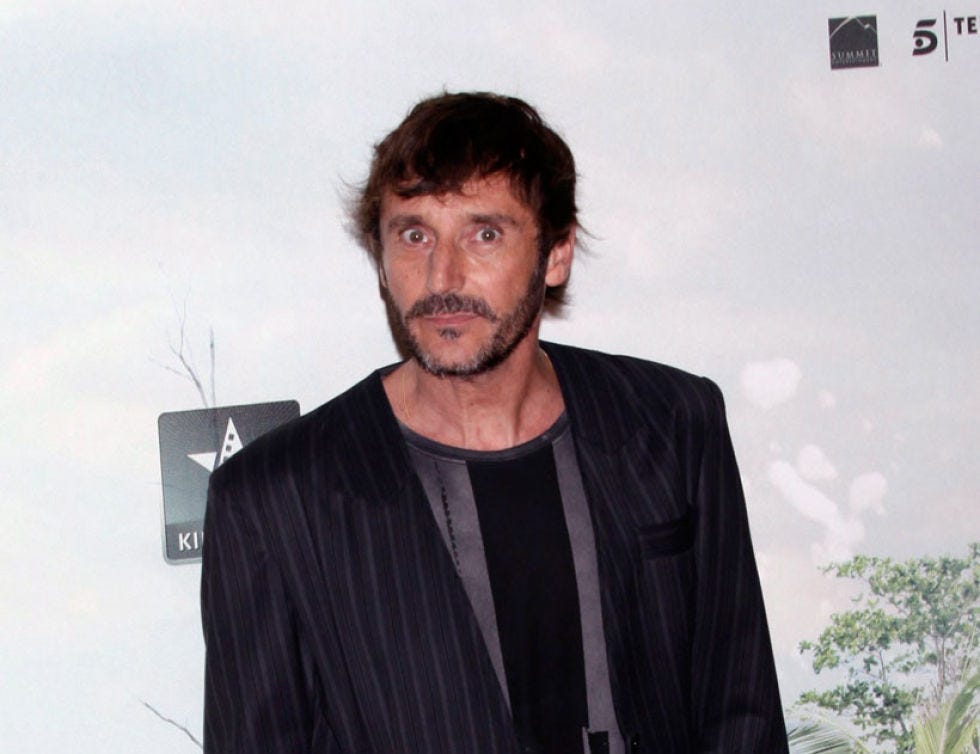 Hairstyle, Dress shirt, Collar, Facial hair, Coat, Jacket, Jaw, Blazer, Black hair, Beard, 