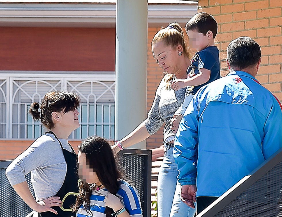 Hair, Ear, Arm, Human body, Mammal, Interaction, Back, Conversation, Love, Crew cut, 