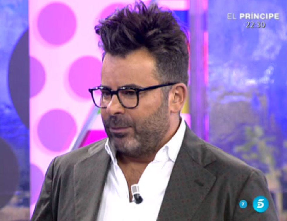 Clothing, Eyewear, Glasses, Vision care, Coat, Hairstyle, Facial hair, Collar, Chin, Forehead, 
