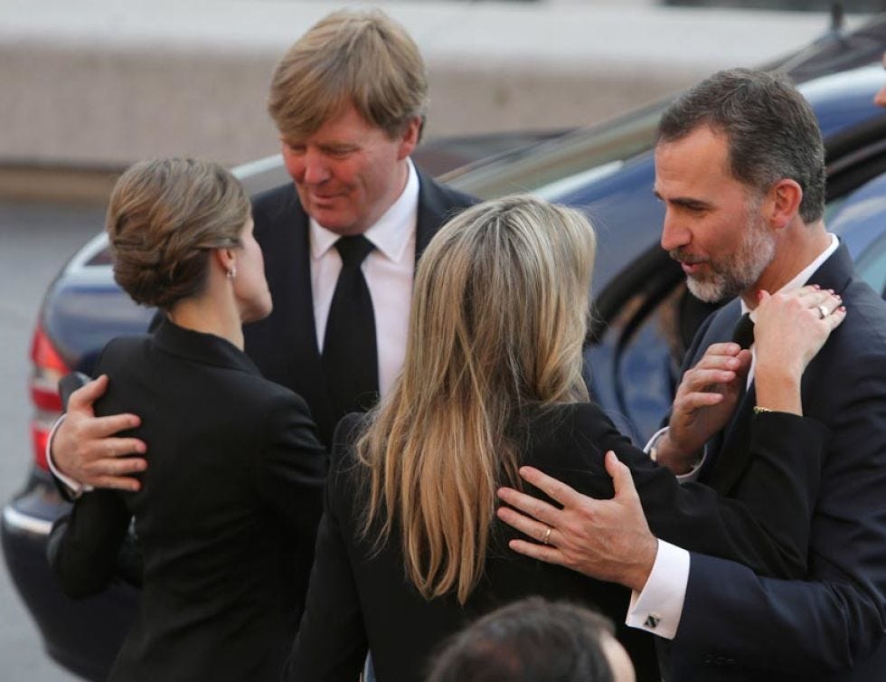 Hair, Coat, Suit, Outerwear, Formal wear, Tie, Dress shirt, Interaction, Automotive tail & brake light, Conversation, 