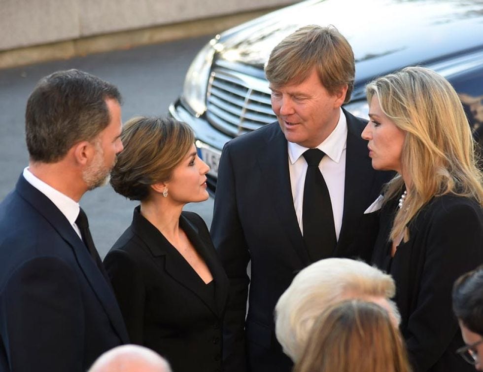Hair, Ear, People, Coat, Outerwear, Suit, Tie, Formal wear, Dress shirt, Interaction, Hair, Ear, People, Coat, Outerwear, Suit, Tie, Formal wear, Dress shirt, Interaction,
