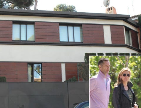 Property, Sunglasses, Coat, Real estate, Goggles, House, Fixture, Automotive window part, Vehicle door, Handbag, 