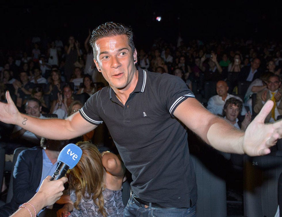 Arm, Finger, Wrist, Audio equipment, Hand, Microphone, Elbow, Audience, Crowd, Thumb, 