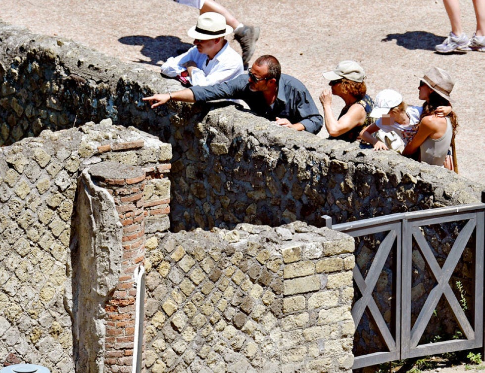 Human, Stone wall, Wall, Brick, Building material, Rubble, Sun hat, Cobblestone, Brickwork, Curious, 