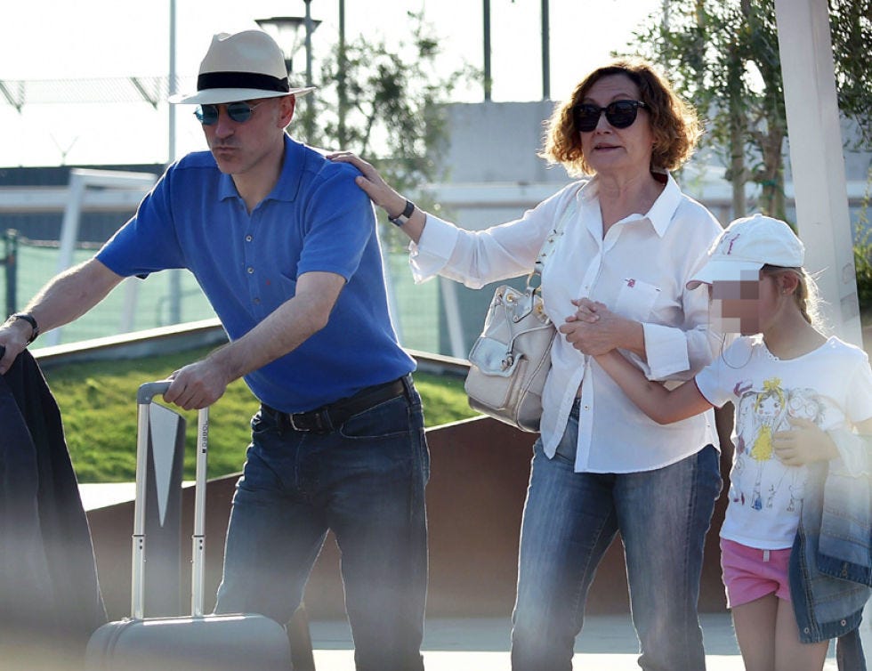 Eyewear, Vision care, Sleeve, Jeans, Denim, Shirt, Sunglasses, T-shirt, Hat, Fashion accessory, 