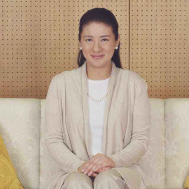 Hairstyle, Sleeve, Skin, Human body, Sitting, Comfort, Collar, Blazer, Neck, Couch, 