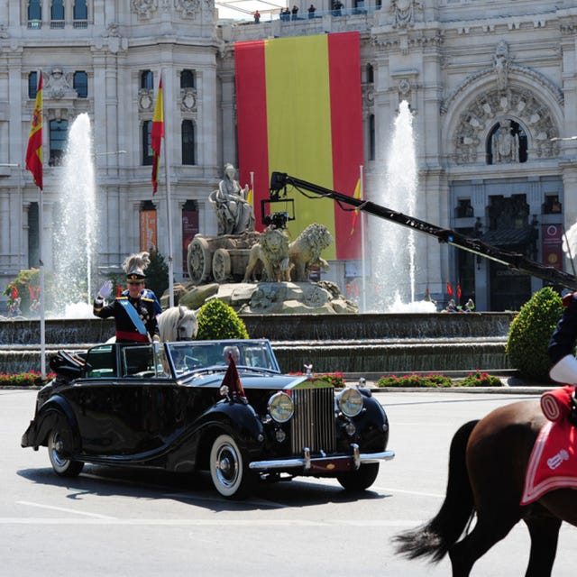 Human, Mode of transport, Fountain, Classic car, Water feature, Antique car, Working animal, Classic, Town square, Horse, 