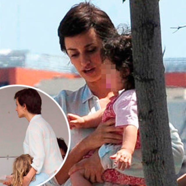 Hair, Ear, People, Hairstyle, Comfort, Mammal, Sitting, Sharing, Baby & toddler clothing, Lap, 