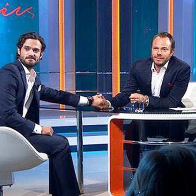 Sitting, Formal wear, Interaction, Television presenter, White-collar worker, Conversation, Blazer, Television program, Suit trousers, Curtain, 