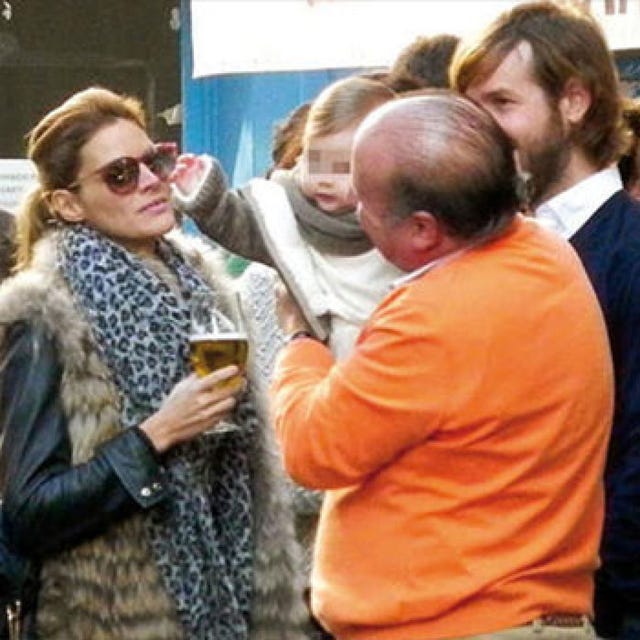 People, Mammal, Community, Jacket, Interaction, Fur clothing, Street fashion, Conversation, Fur, Sunglasses, People, Mammal, Community, Jacket, Interaction, Fur clothing, Street fashion, Conversation, Fur, Sunglasses,
