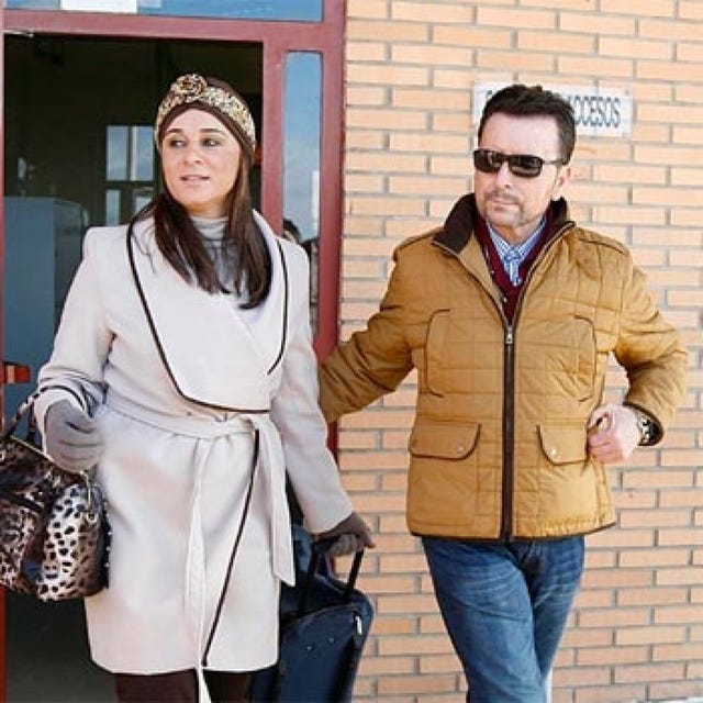 Clothing, Product, Human body, Sleeve, Trousers, Jacket, Textile, Bag, Outerwear, Denim, 
