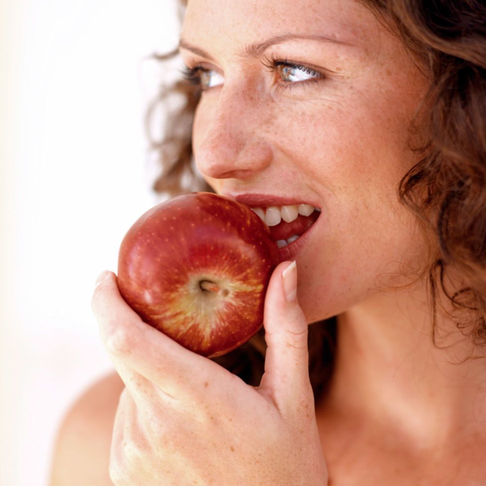 Если есть яблоки похудеешь. Диета женщина яблоки. Ест яблоко худеющая. Полезно ли яблоко для лица?. Полнеют ли от яблок.