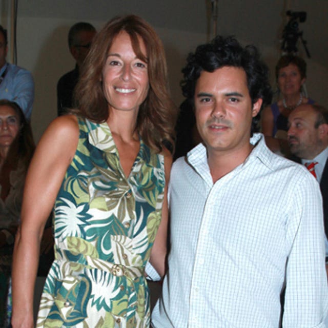 Hair, Face, Head, Dress shirt, Shoulder, Shirt, Iris, Friendship, Day dress, One-piece garment, 