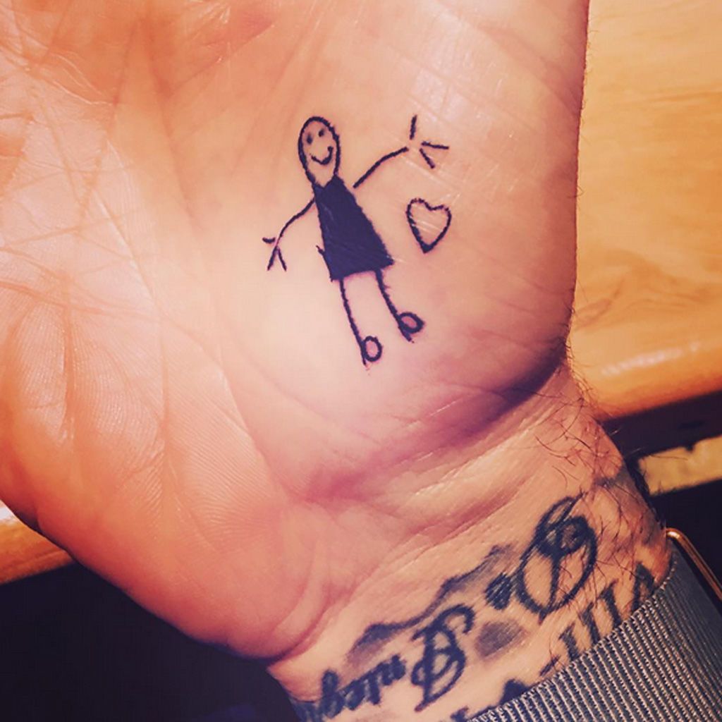 David Beckham se tatúa un dibujo de su hija en la mano