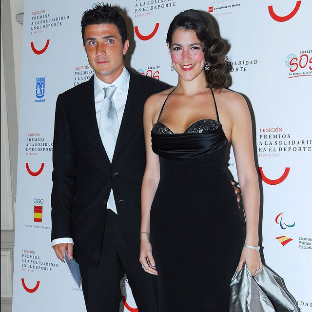 Hairstyle, Dress, Trousers, Coat, Red, Outerwear, Premiere, Suit, Formal wear, Style, 