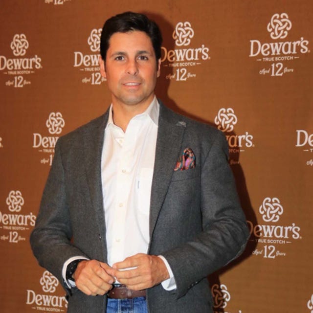 Clothing, Coat, Dress shirt, Brown, Collar, Sleeve, Shirt, Suit, Outerwear, Formal wear, 