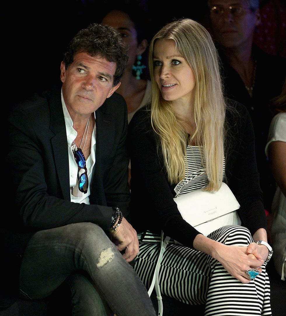 Face, Coat, Outerwear, Interaction, Suit, Sitting, Thigh, Blazer, Tights, Suit trousers, 