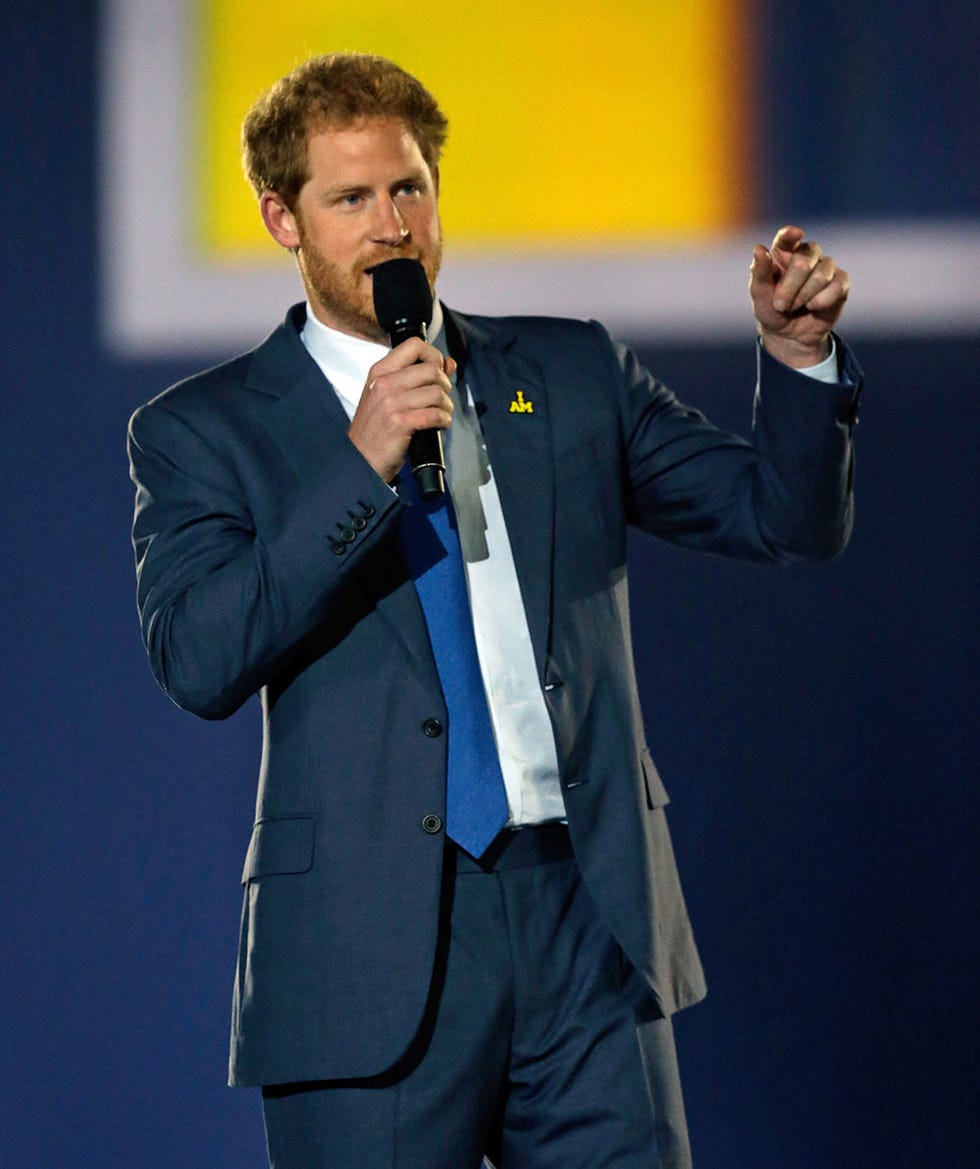 Audio equipment, Microphone, Dress shirt, Suit trousers, Collar, Standing, Hand, Formal wear, Public speaking, Technology, 