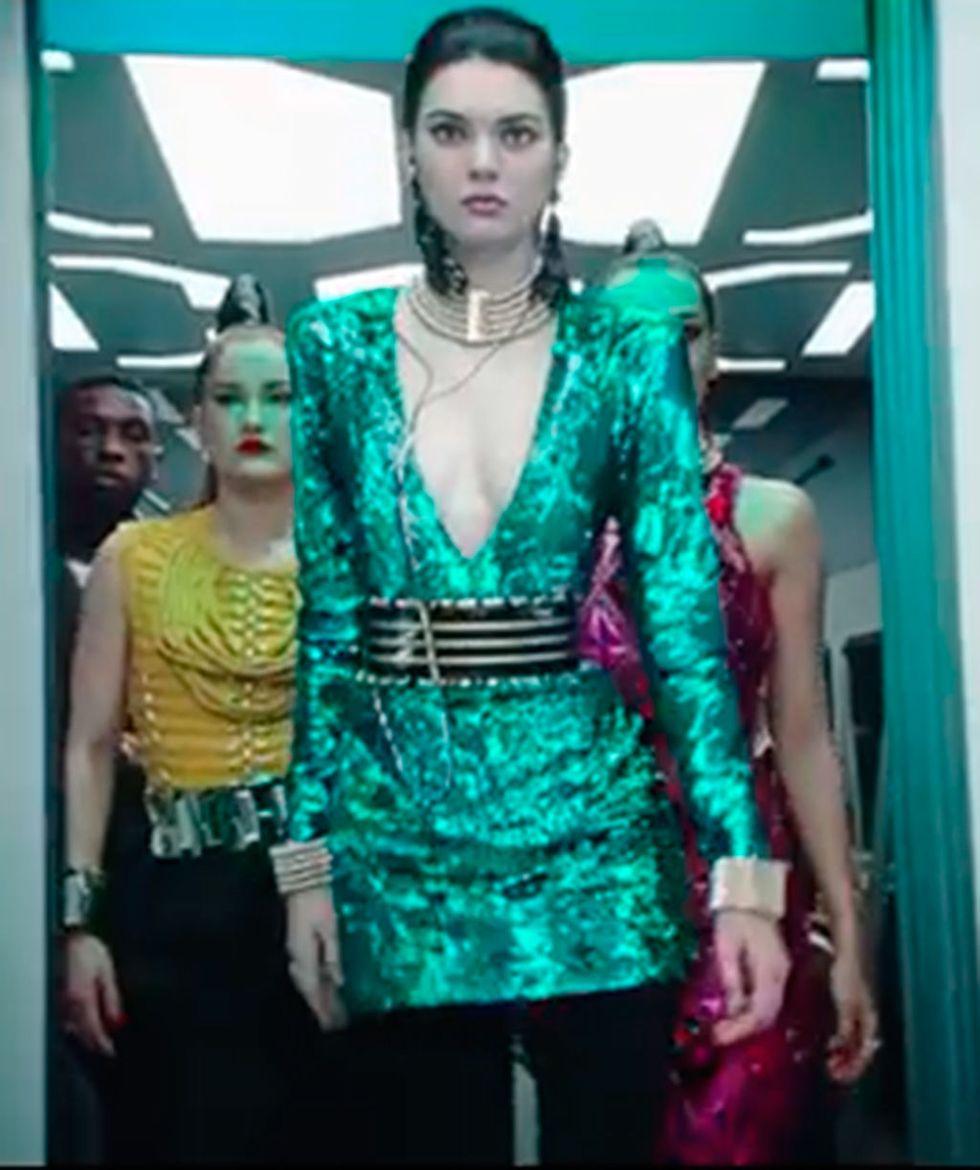Em vídeo: Kendall Jenner aprende a dançar para a collab entre Balmain x H&M  - Harper's Bazaar » Moda, beleza e estilo de vida em um só site