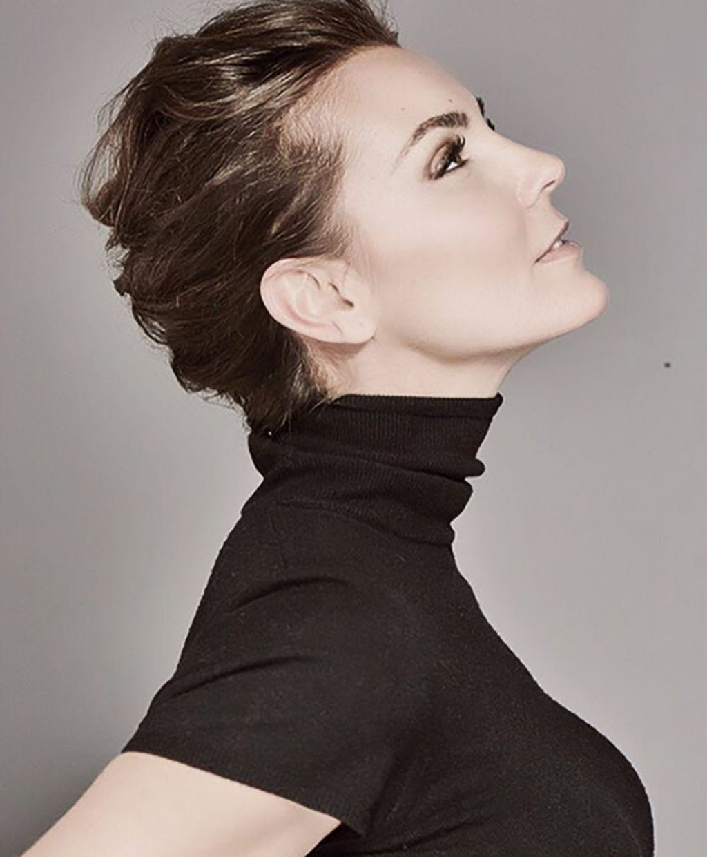 Lip, Hairstyle, Sleeve, Chin, Forehead, Shoulder, Eyebrow, Joint, Elbow, Style, 