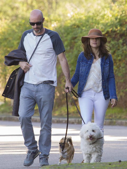 Human, Dog breed, Dog, Trousers, Carnivore, Vertebrate, Jeans, Textile, Hat, Mammal, 