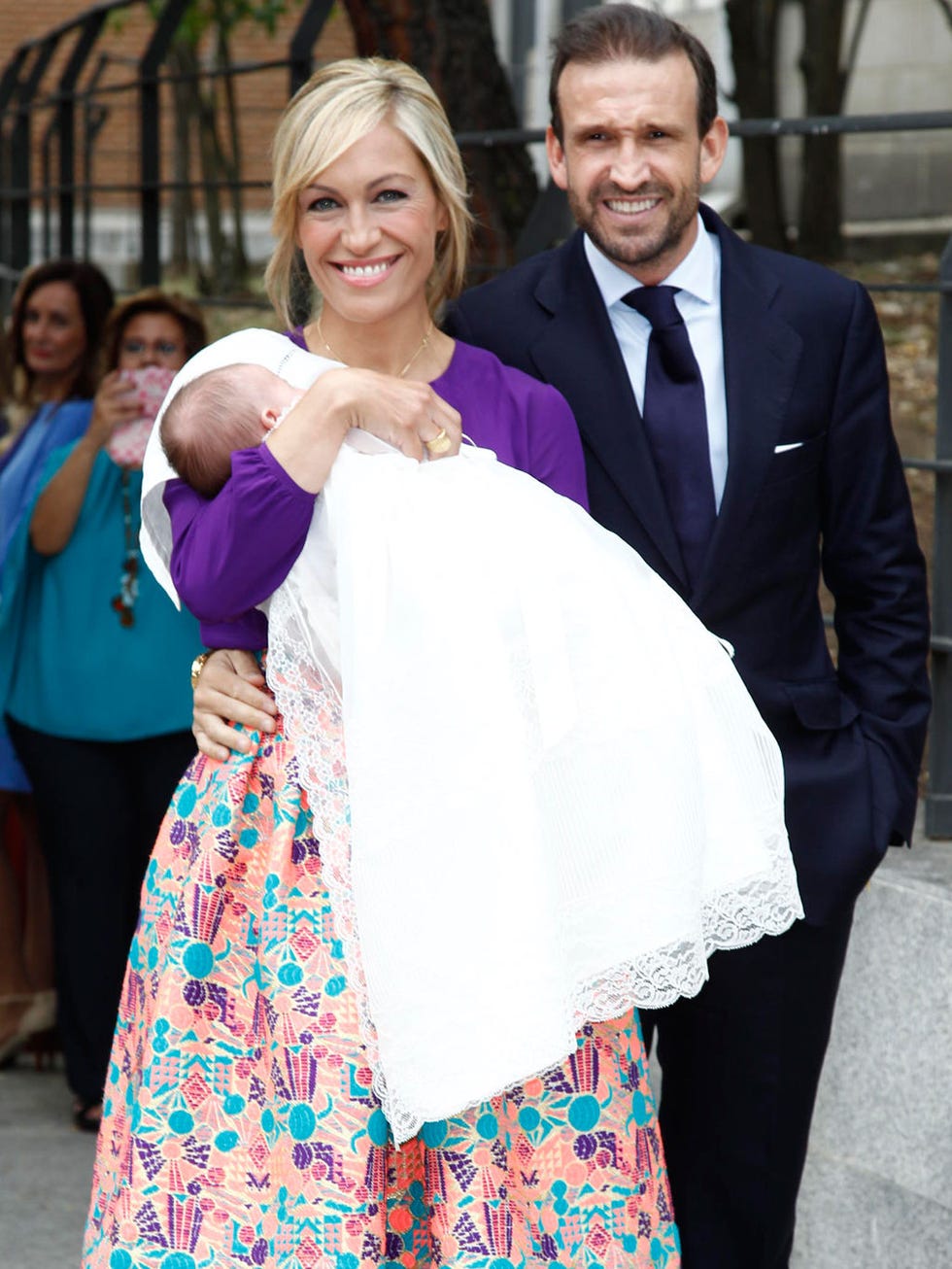 Clothing, Hair, Face, Trousers, Coat, Shirt, Dress, Outerwear, Happy, Formal wear, 