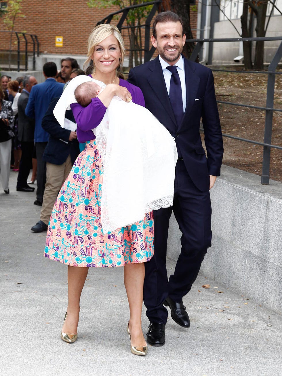 Clothing, Footwear, Leg, Coat, Shoe, Trousers, Shirt, Outerwear, Dress, Suit, 
