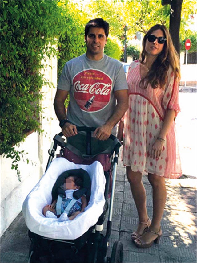 Eyewear, Leg, Product, Baby carriage, Shirt, Comfort, Sitting, Baby Products, Sunglasses, Dress, 