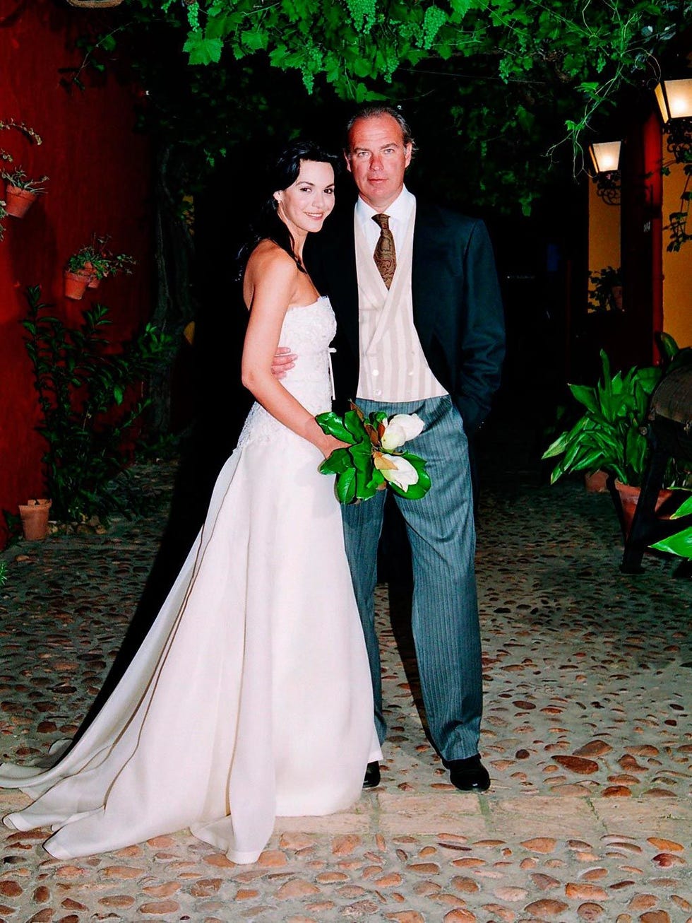 Clothing, Trousers, Green, Coat, Photograph, Bridal clothing, Outerwear, Formal wear, Happy, Red, 