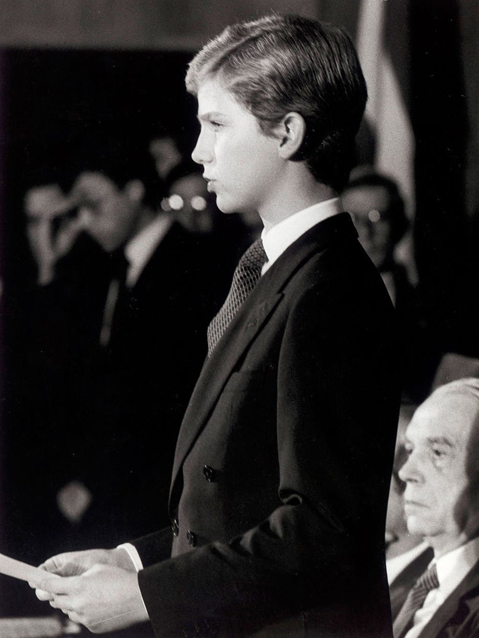 Formal wear, Collar, Suit, Blazer, White-collar worker, Tuxedo, Conductor, Vintage clothing, Bandleader, Baton, 