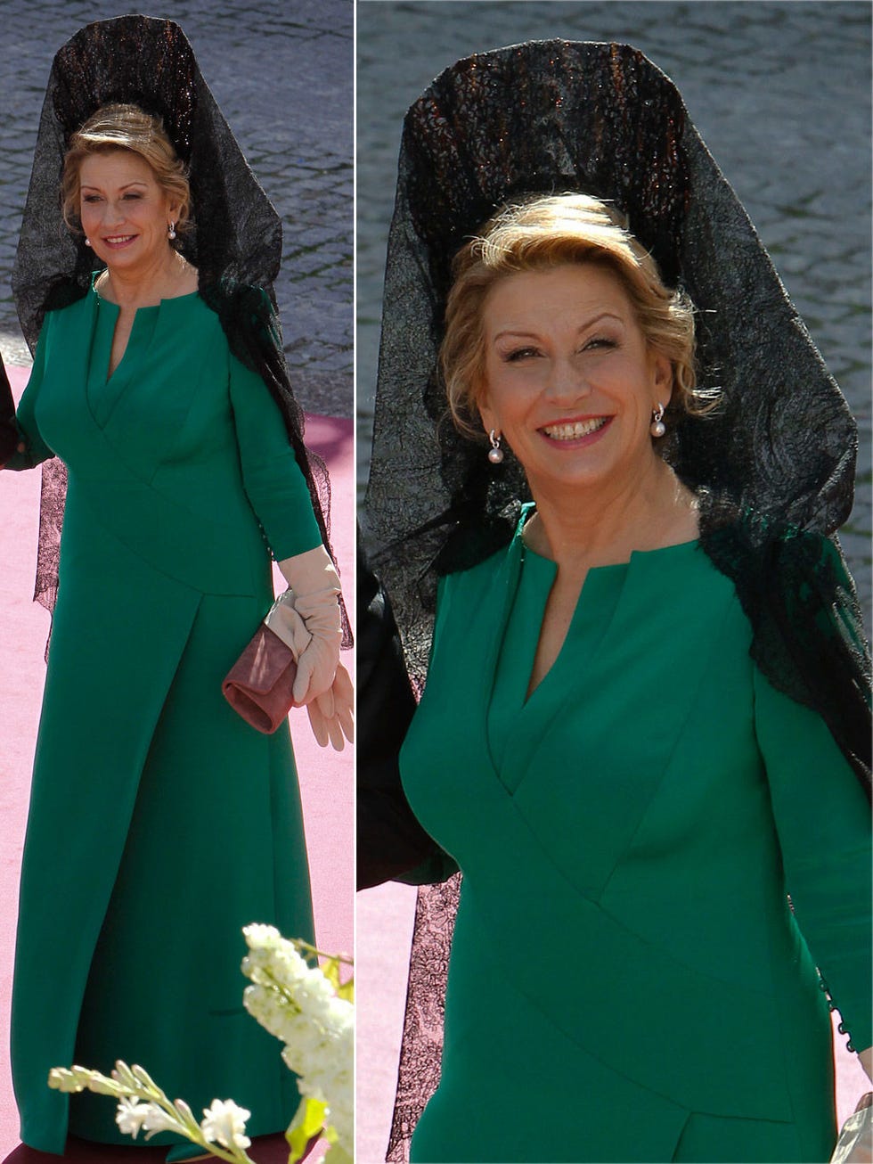 Clothing, Hairstyle, Sleeve, Green, Outerwear, Formal wear, Facial expression, Style, Headgear, Costume accessory, 