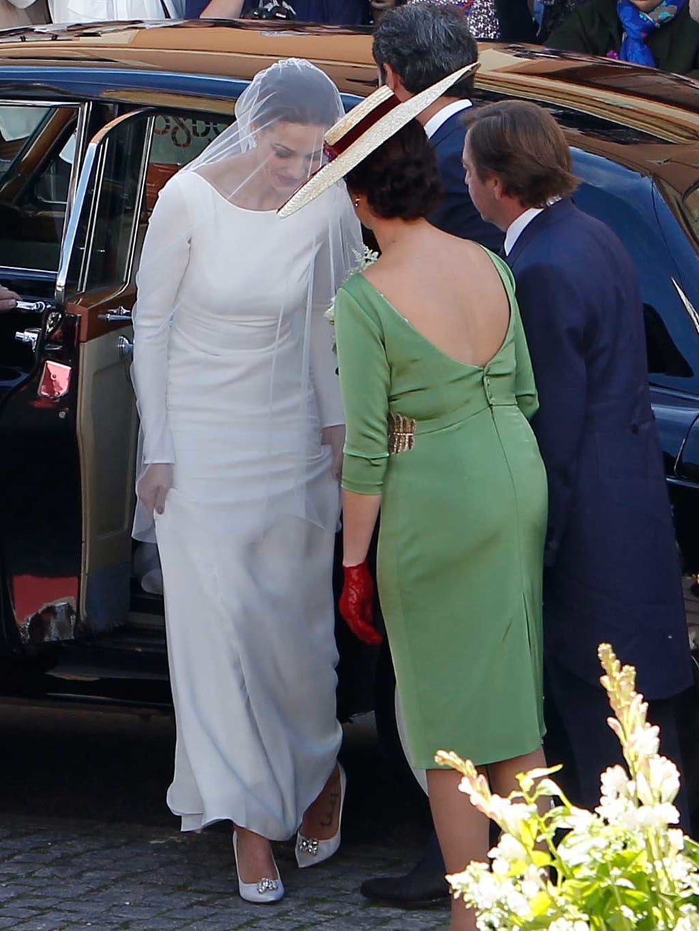 Dress, Formal wear, Vehicle door, Gown, Tradition, Sandal, Ceremony, Bridal clothing, One-piece garment, Wedding dress, 