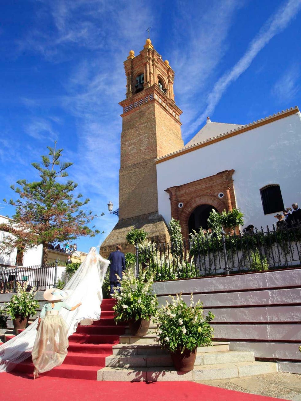 Sky, Stairs, Carpet, Flowerpot, Finial, Tower, Red carpet, Church, Hacienda, Place of worship, 