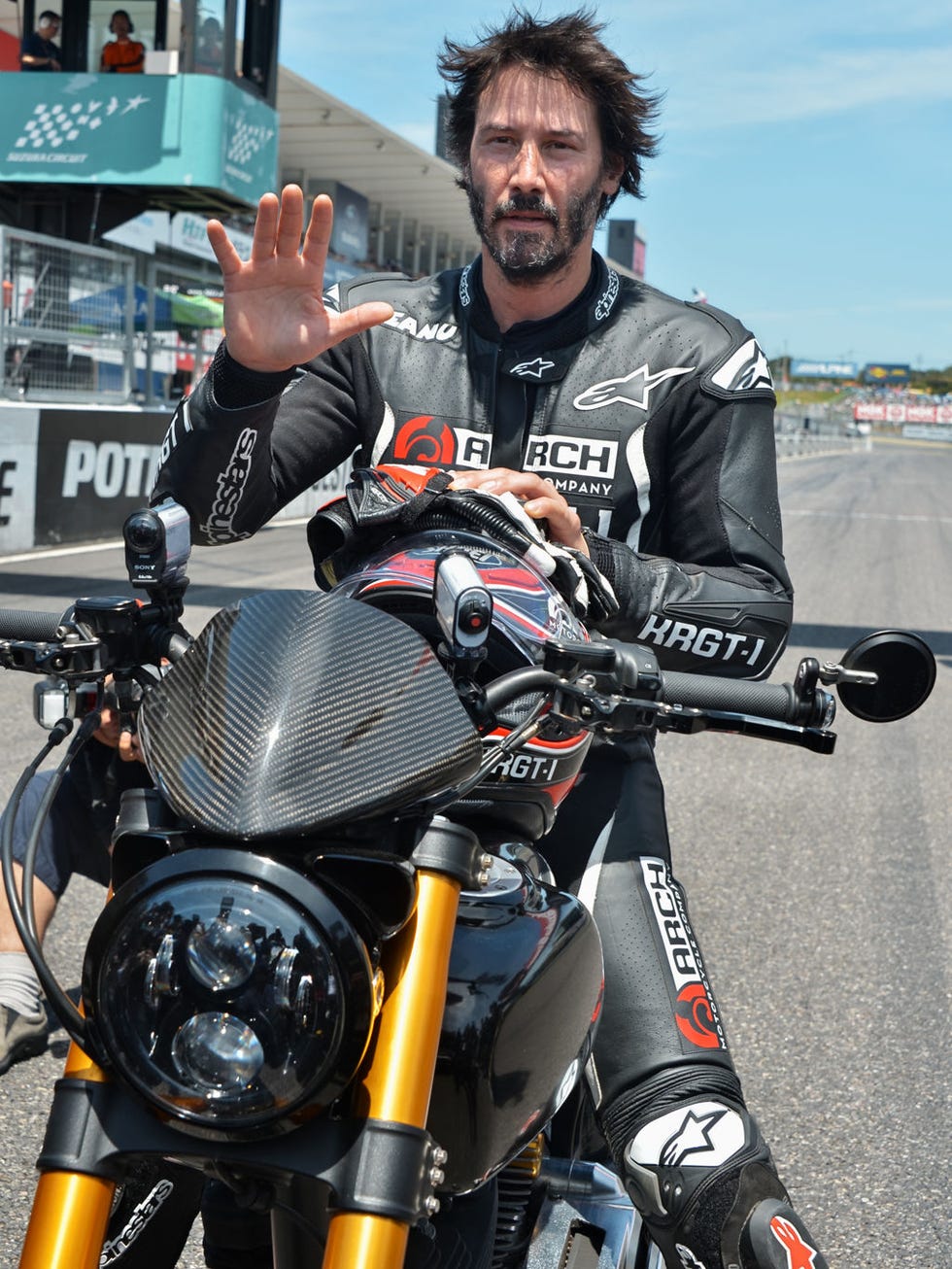Motorcycle, Motorcycling, Beard, Motorcycle accessories, Automotive lighting, Personal protective equipment, Fuel tank, Facial hair, Motorsport, Glove, 