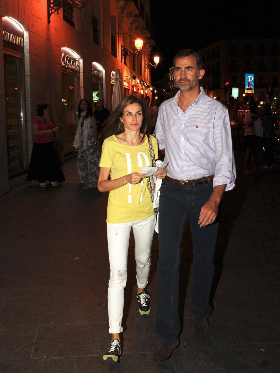 Trousers, Shirt, Standing, Style, T-shirt, Night, Street fashion, Fashion, Denim, Thigh, 