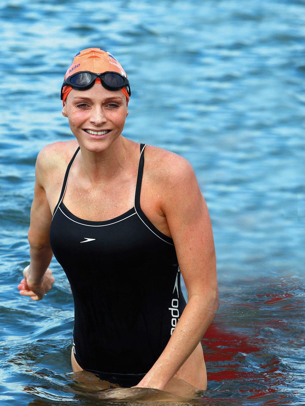 Goggles, Human body, Mammal, Leisure, Chest, Summer, Cap, Swimwear, Sleeveless shirt, Muscle, 