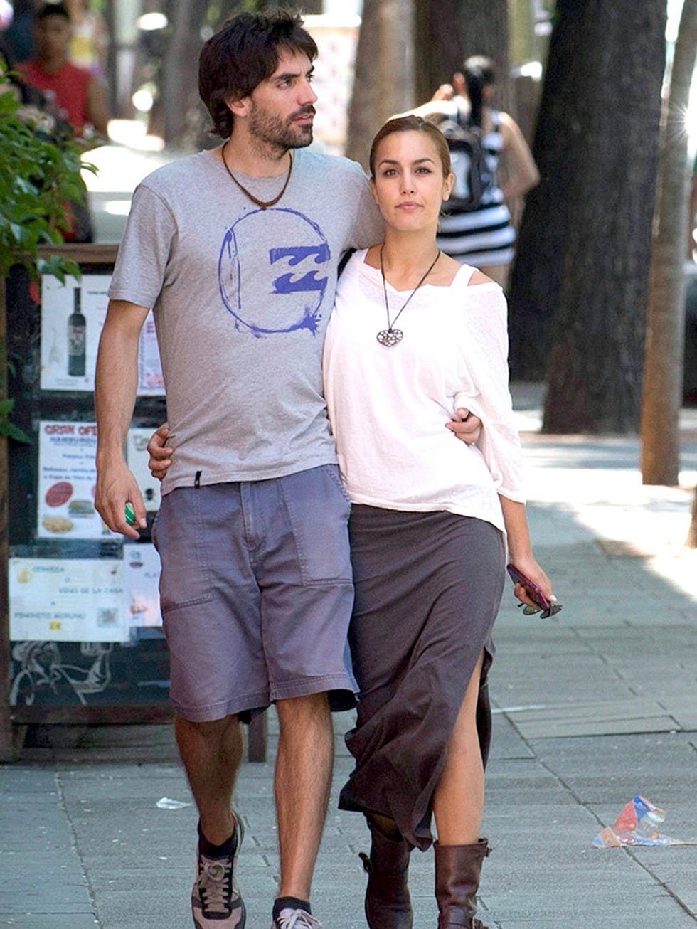 Clothing, Footwear, Shirt, T-shirt, Style, Shorts, Street fashion, Fashion accessory, Fashion, Knee, 