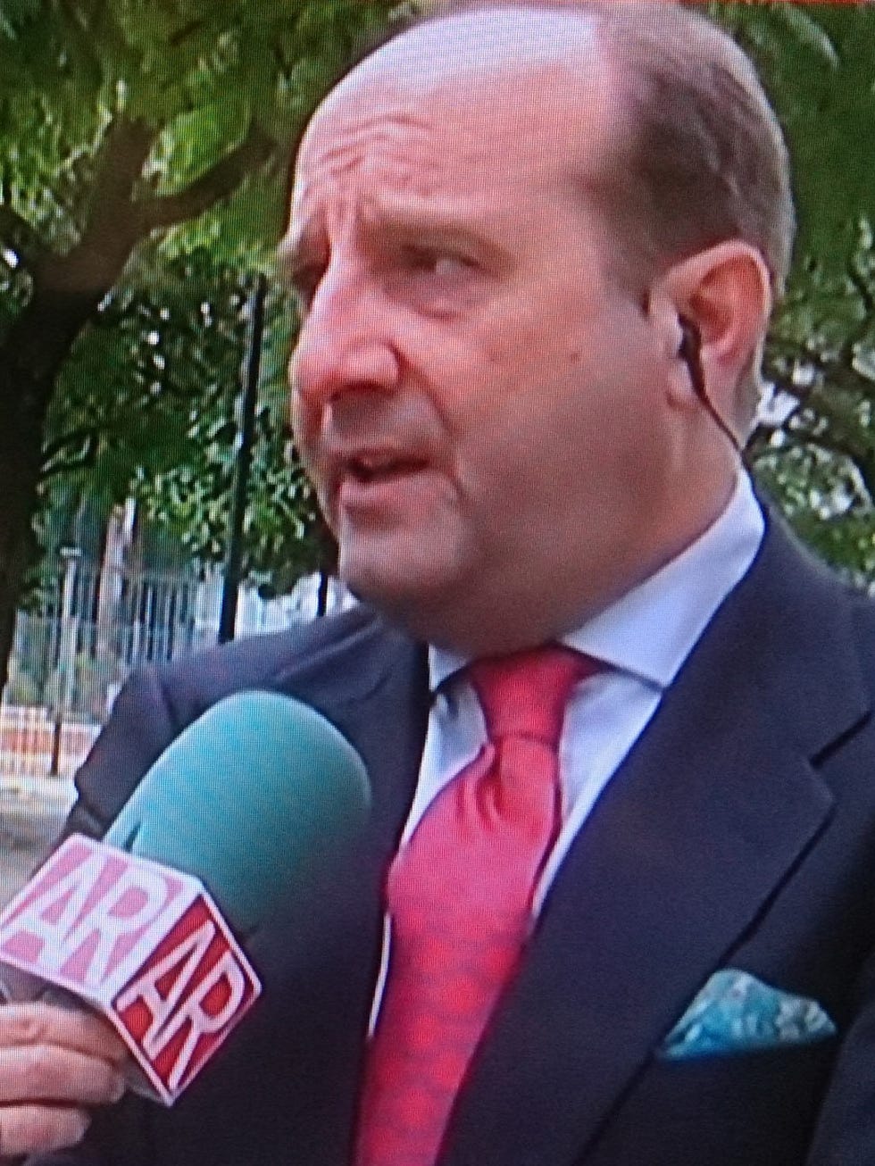 Cheek, Skin, Chin, Forehead, Eyebrow, Microphone, Outerwear, Collar, Coat, Suit, 