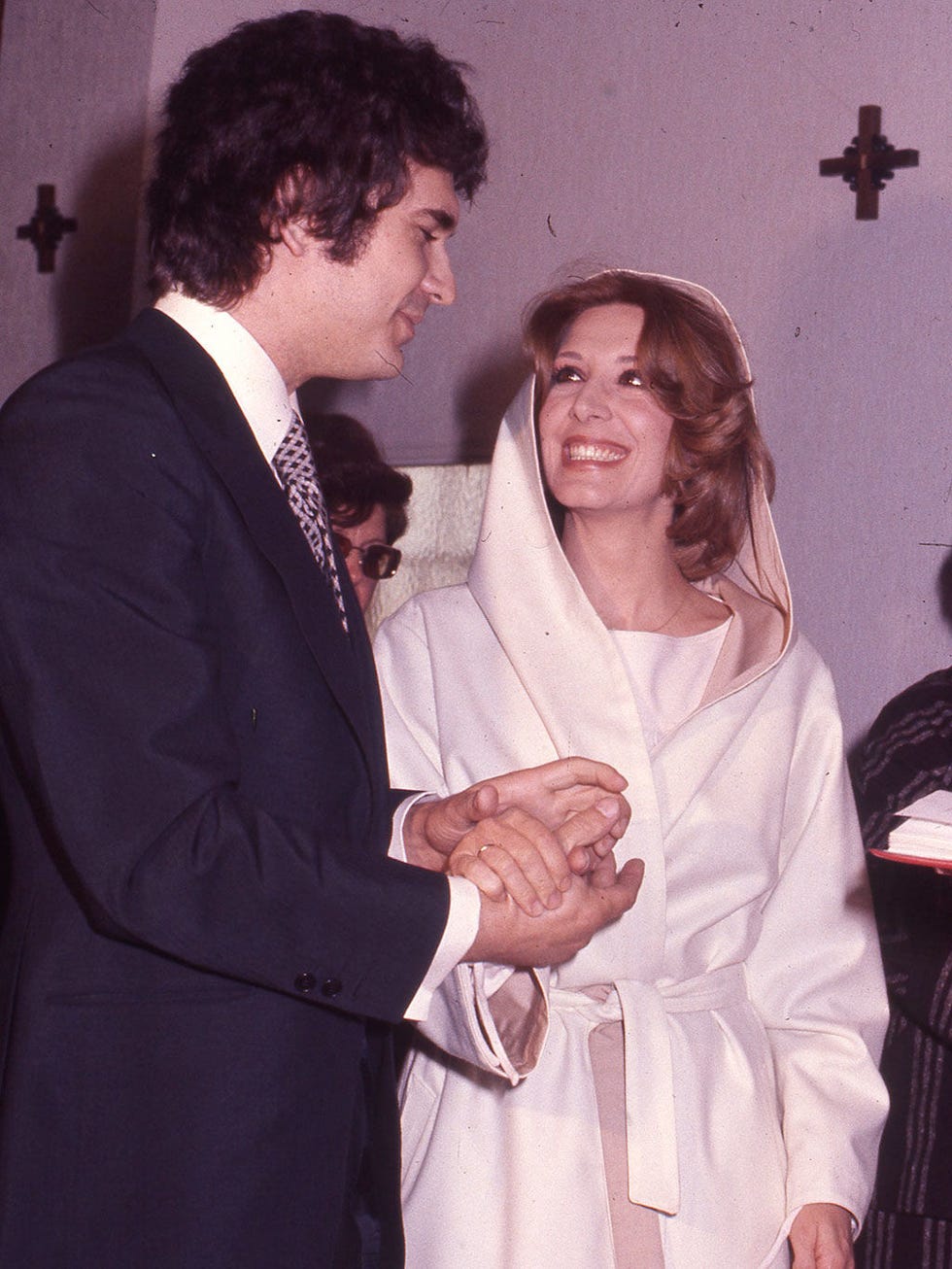 Human body, Coat, Outerwear, Formal wear, Suit, Blazer, Jheri curl, Love, Gesture, Gown, 
