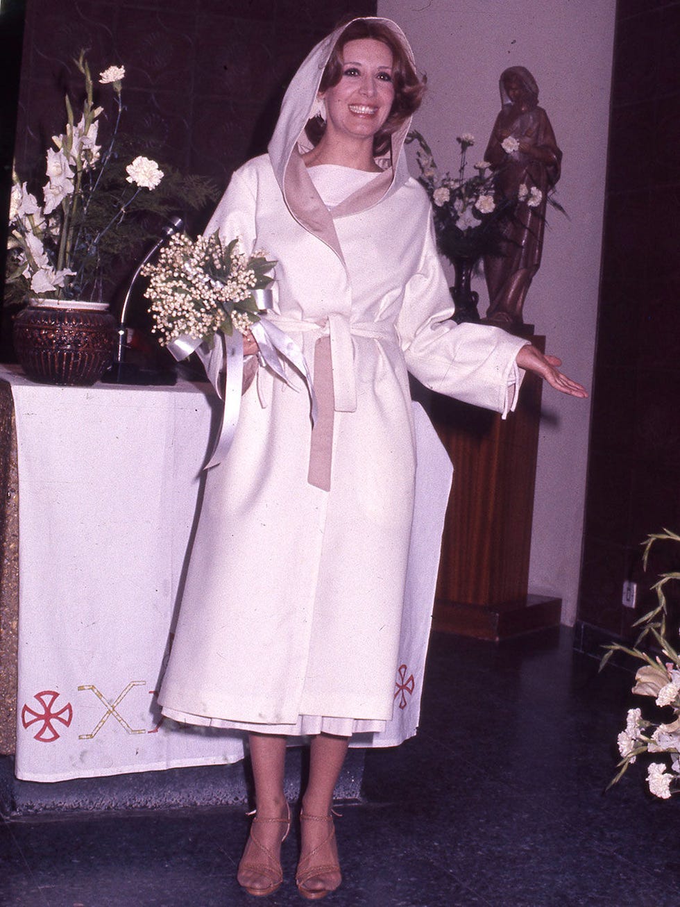 Clothing, Sleeve, Human body, Dress, Formal wear, Bridal veil, Veil, Bridal clothing, Hair accessory, One-piece garment, 