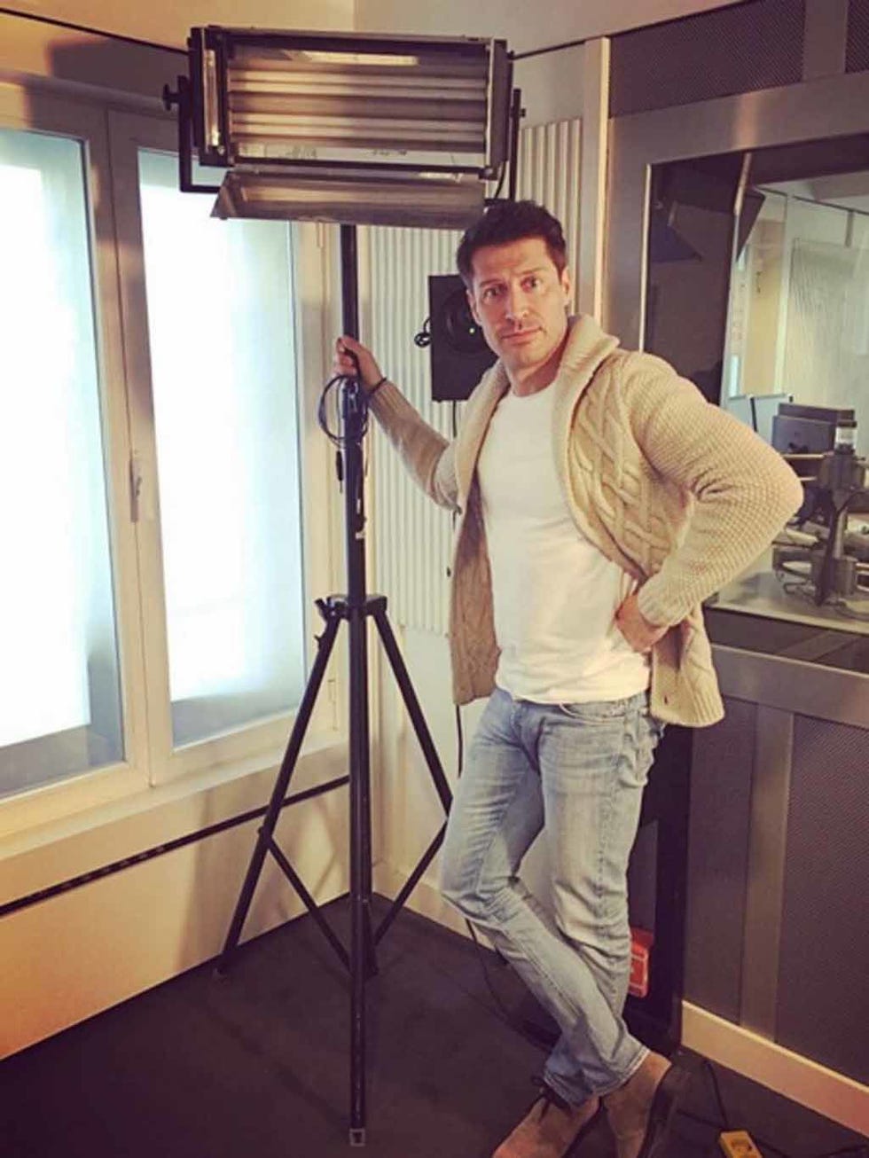 Shoulder, Standing, Joint, Denim, Jeans, Camera accessory, Fixture, Window covering, Window treatment, Cameras & optics, 
