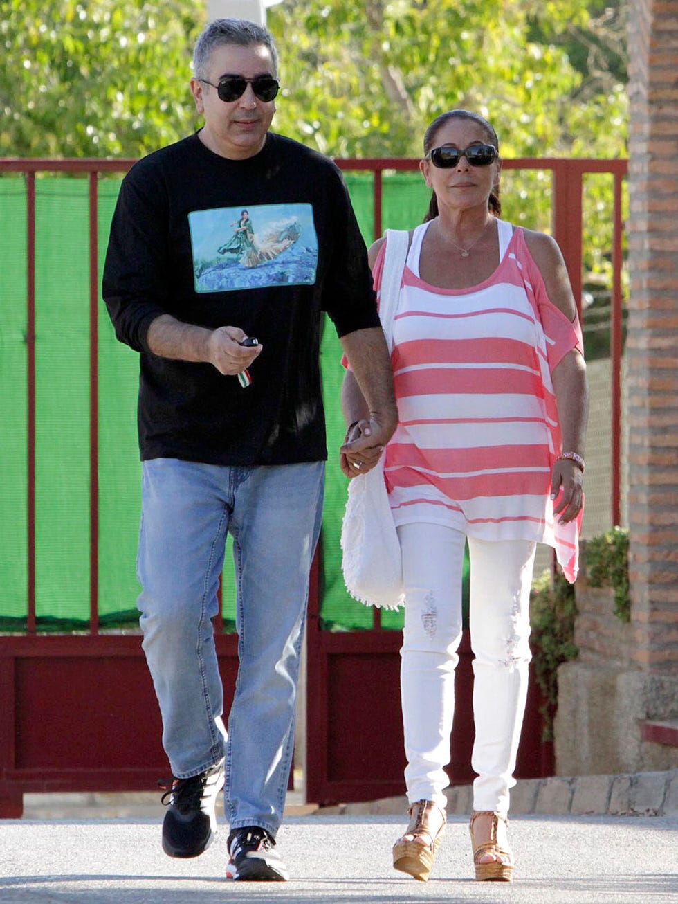Clothing, Eyewear, Footwear, Vision care, Leg, Sunglasses, Trousers, Green, Textile, Shirt, 