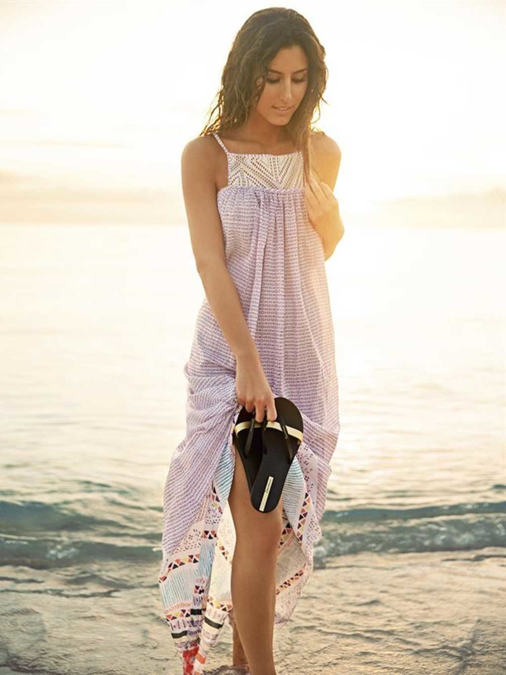 Human leg, Summer, People in nature, Beauty, Dress, Fashion, Thigh, Fashion model, Sandal, Day dress, 