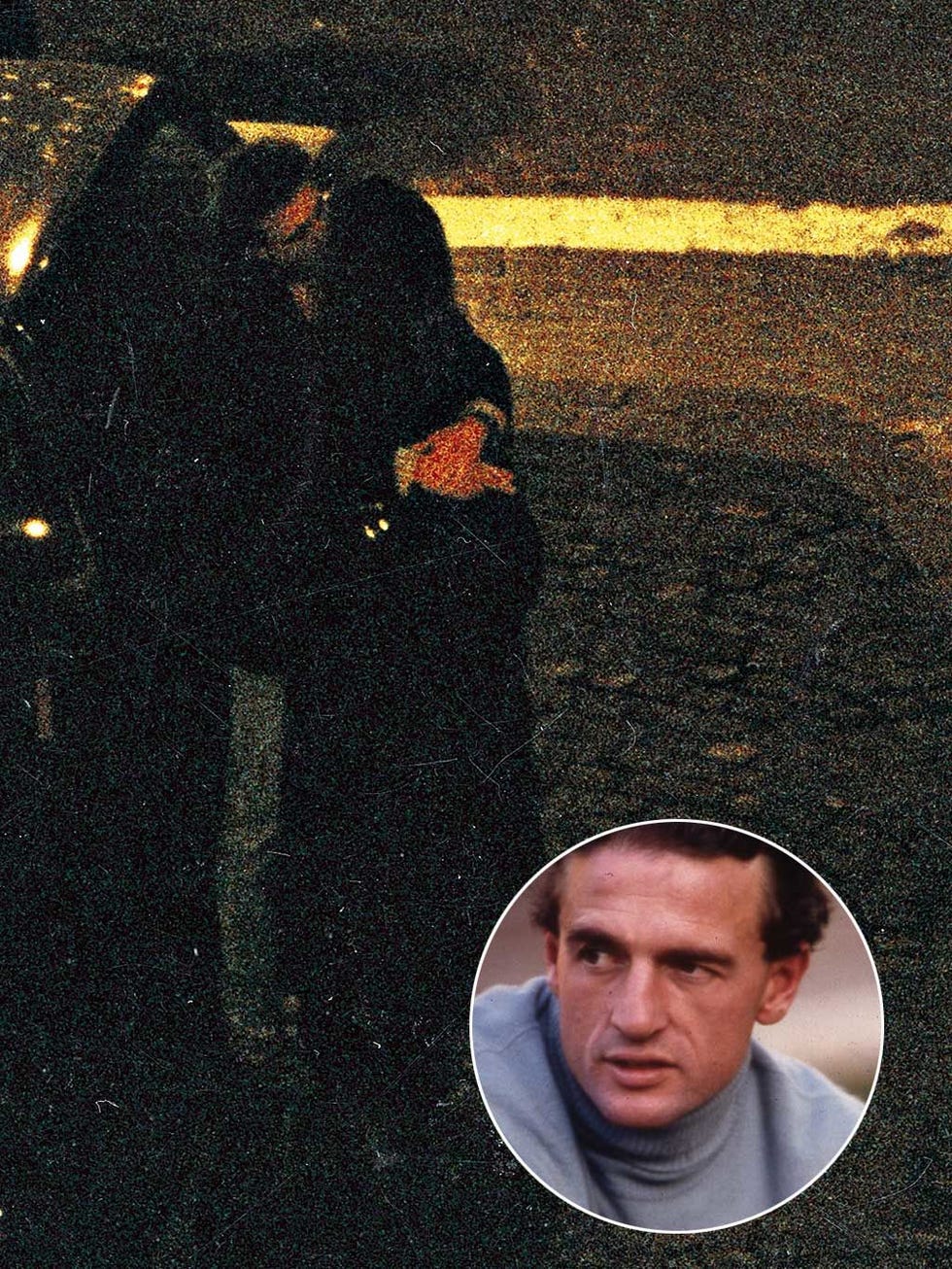 la modelo y el italiano comparten un apasionado beso en las calles de la capital italiana en 1997