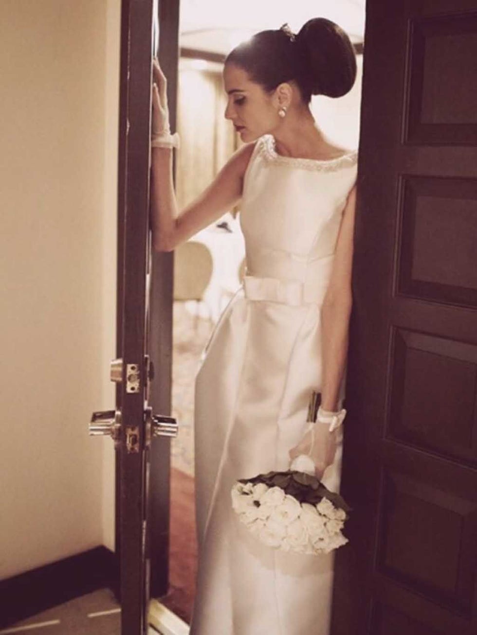 Dress, Shoulder, Textile, White, Bridal clothing, Formal wear, Door, One-piece garment, Wedding dress, Gown, 