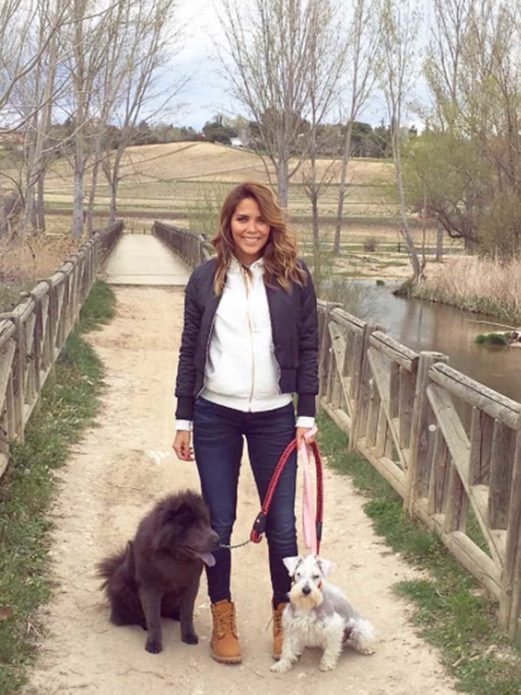 Human, Dog breed, Dog, Vertebrate, Carnivore, Mammal, Leash, Jacket, Denim, Channel, 