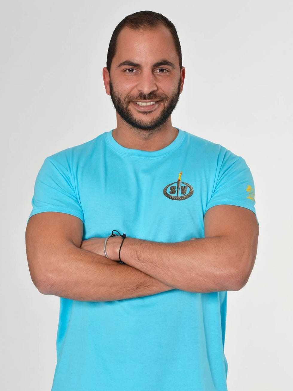 Blue, Finger, Sleeve, Facial hair, Shoulder, Elbow, Standing, Joint, T-shirt, Beard, 